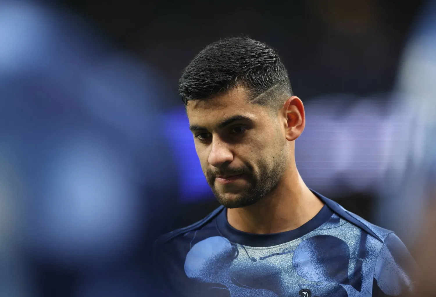 الاتحاد الإنجليزي يتهم روميرو بسلوك «غير لائق» بعد طرده أمام ليفربول