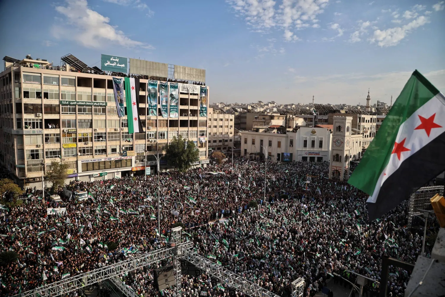 سوريا بعد عام على سقوط الأسد: احتفالات واسعة ومسار سياسي جديد بقيادة الشرع