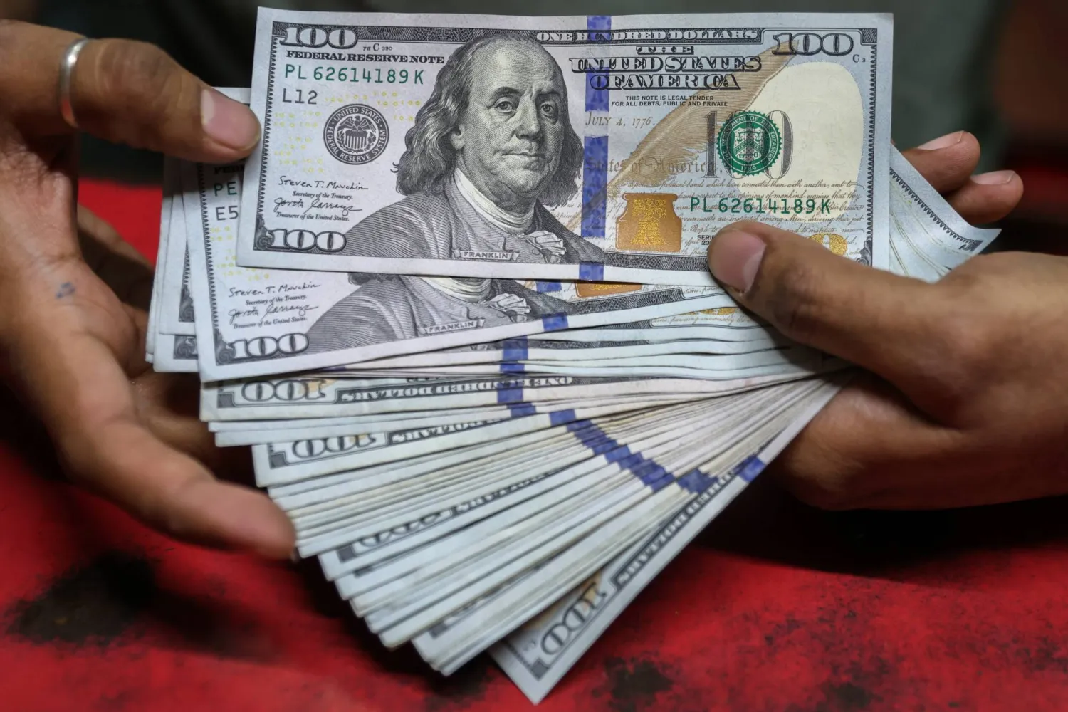 الدولار يواصل التراجع أمام اليوان الصيني بفقدان 79 بيب