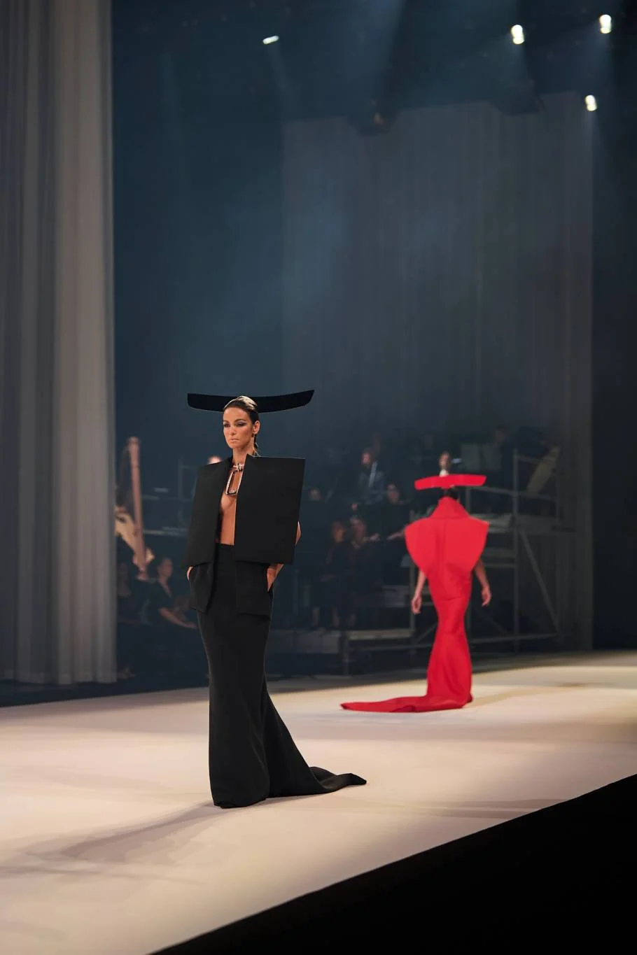 البدلة الذكورية بلمسة أنثوية… صيحة الأعياد لخريف وشتاء 2025–2026