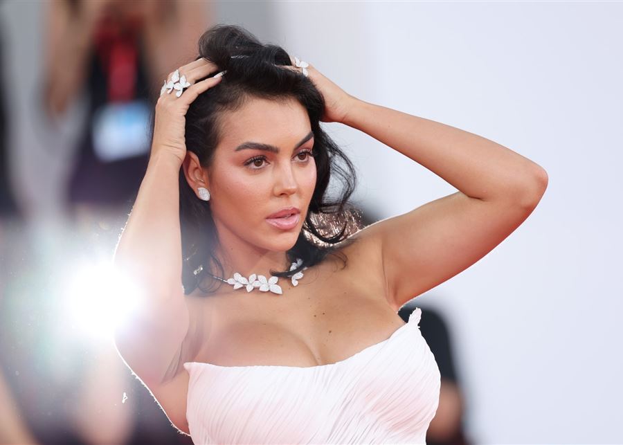 لتشويش كاميرات الباباراتزي وحماية خصوصيتها... هذا ما تفعله جورجينا رودريغيز