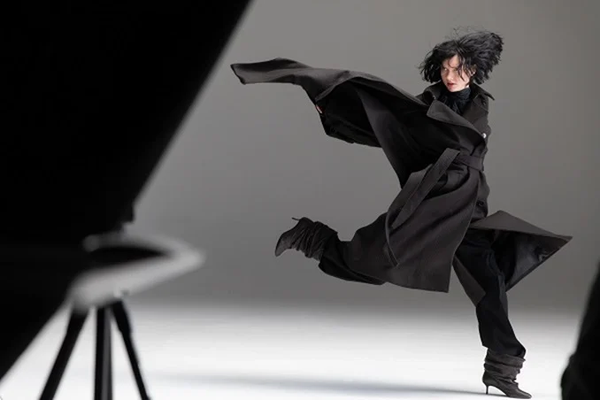 اتش آند إم ستوديو 2025: فخامة تمردية لموسم العطلات بأسلوبك الخاص