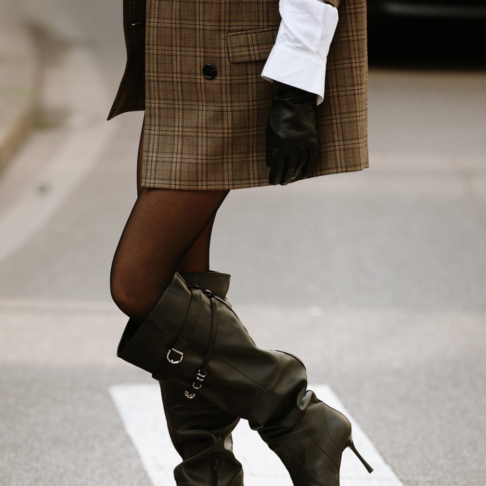 الجوارب العالية تتصدر صيحات شتاء 2025: ألوان، نقشات وخامات متنوعة