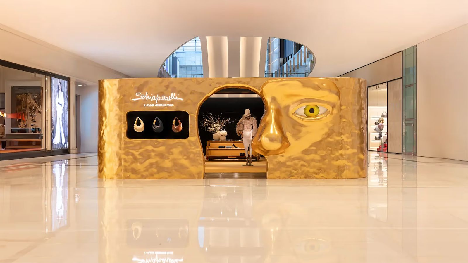 سكياباريلي تجلب سورياليتها الباريسية إلى دبي مول عبر بوب–أب ذهبي لثلاثة أشهر