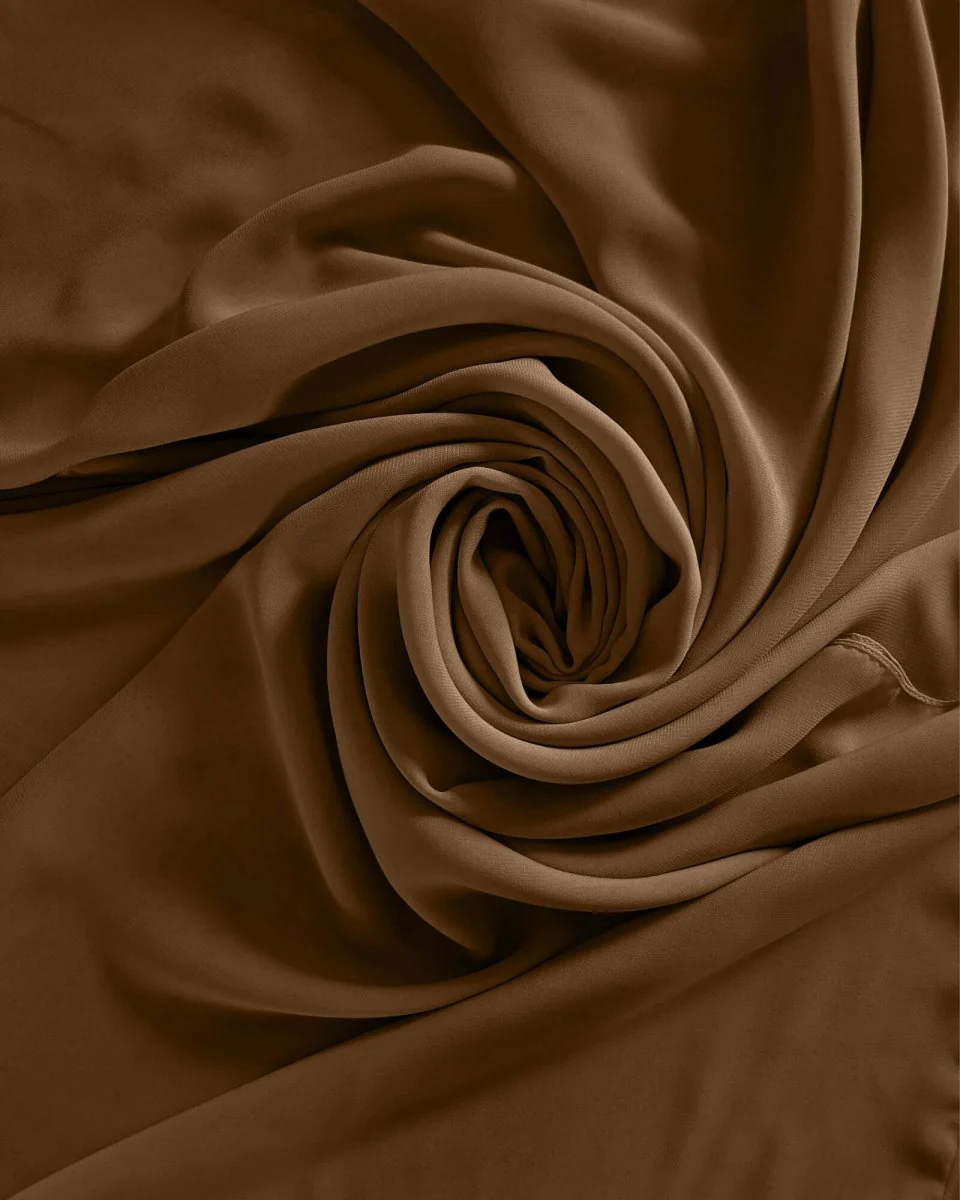 البرونزي يضيء موسم خريف وشتاء 2025–2026 بأناقة ودفء