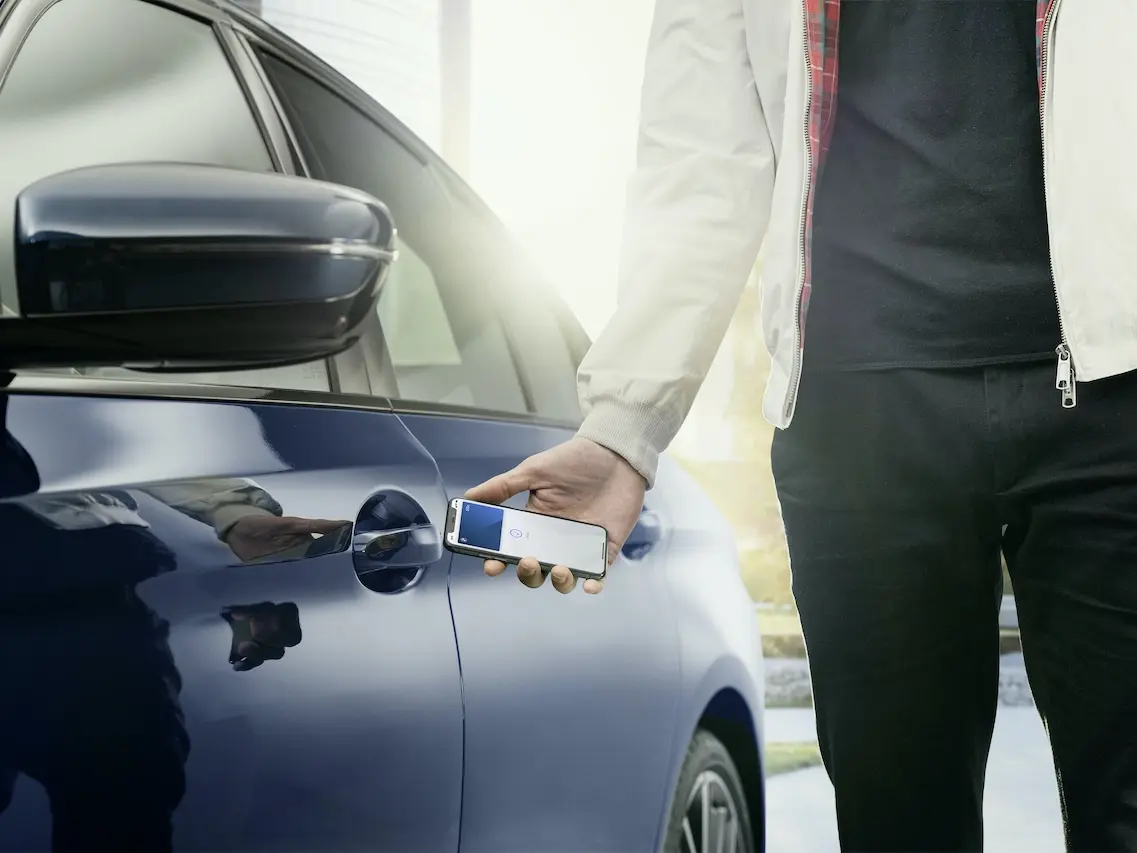تويوتا تقترب من دعم ميزة Car Key من أبل لفتح وتشغيل السيارات بالهاتف