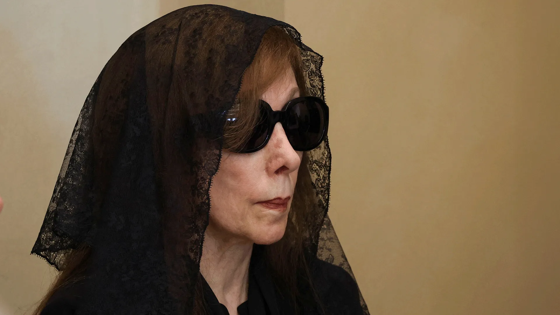 الشائعات تلاحق فيروز... ومقربون ينفون