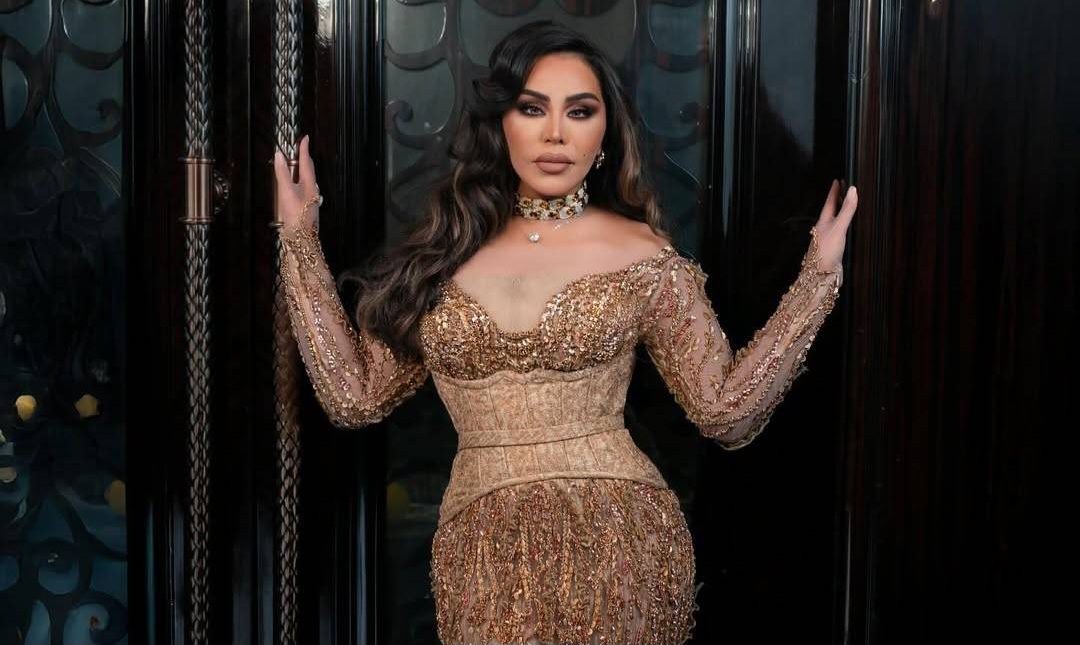 أحلام الشامسي تفاجئ جمهورها بإطلالة جريئة بقماش نيود شبه شفاف وقصة كورسيه