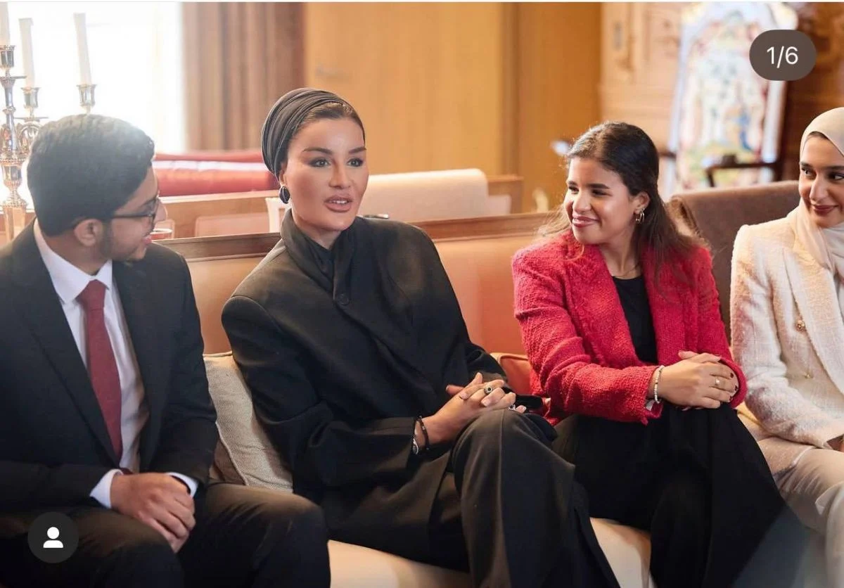 التوربان بصياغة فريدة… علامة أناقة الشيخة موزا بنت ناصر