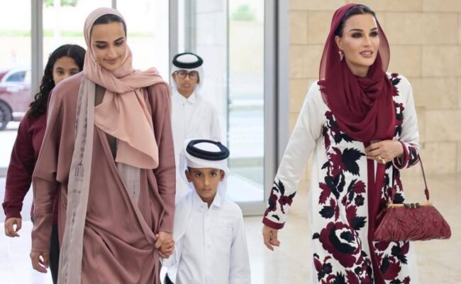 الشيخة موزة تتألق بعباءة مستوحاة من علم قطر في فعالية “Qatar Jannah”