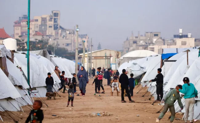 غزة بين الأمطار والقصف: خيام النازحين تغرق واستهداف إسرائيلي متواصل