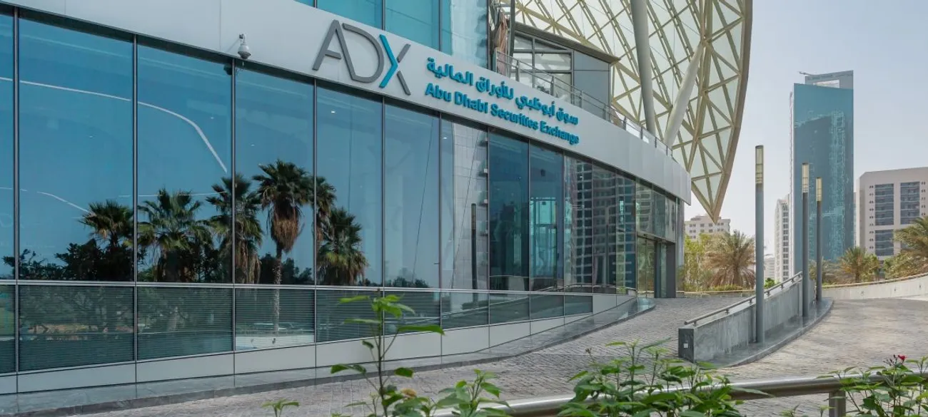 سوق أبوظبي يوسع قاعدة المستثمرين بانضمام «إنتراكتيف بروكرز» كشريك دولي للوساطة الإلكترونية