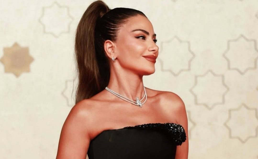 صبا مبارك تتألق بفستان أسود براق على السجادة الحمراء في مهرجان البحر الأحمر السينمائي