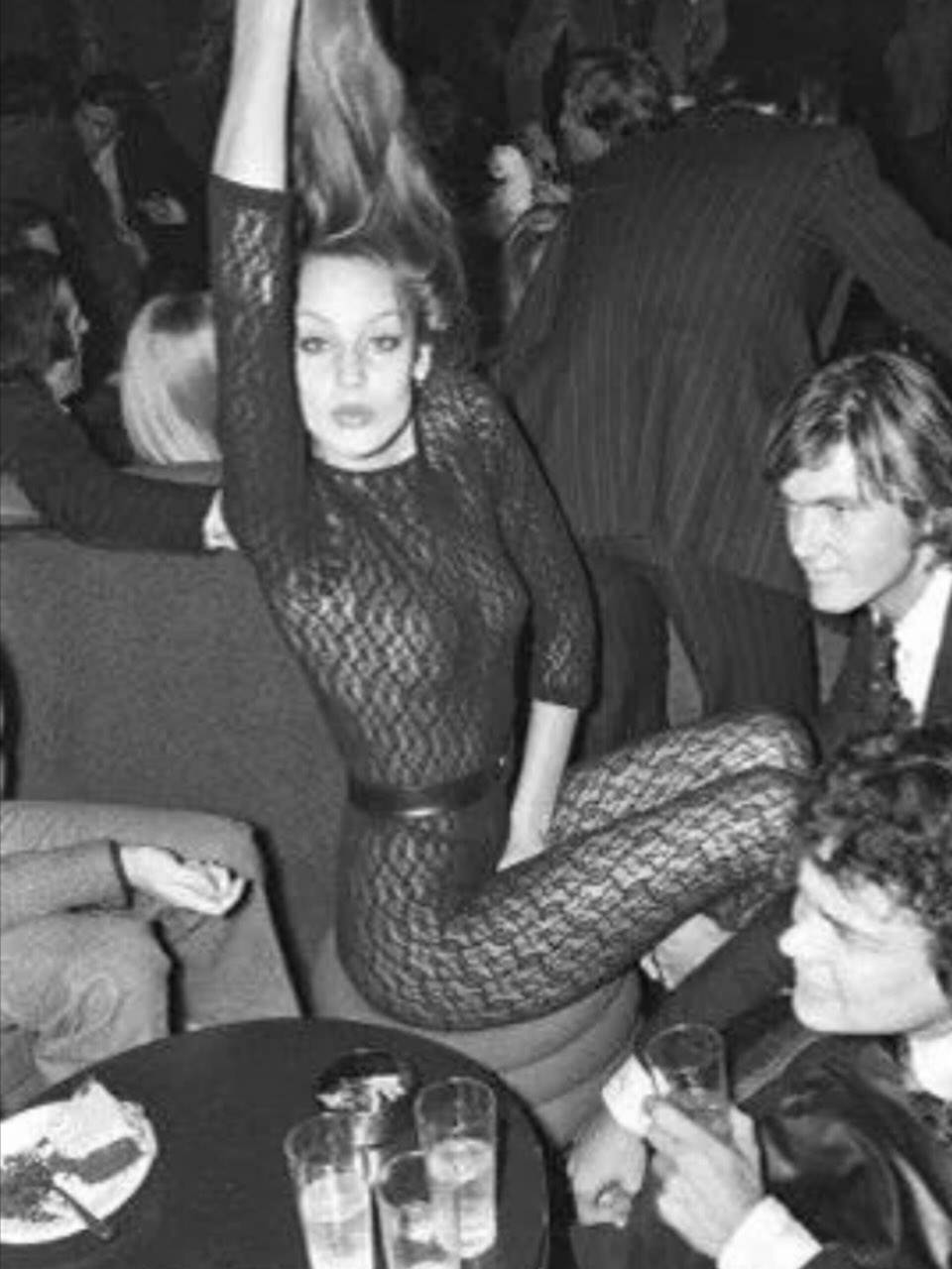 تشارليز ثيرون بإطلالة سبعينية جريئة في جلسة تصوير مستوحاة من الديسكو