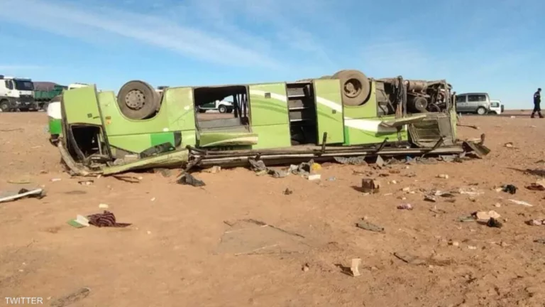 مصرع 14 وإصابة 34 بانقلاب حافلة في جنوب الجزائر