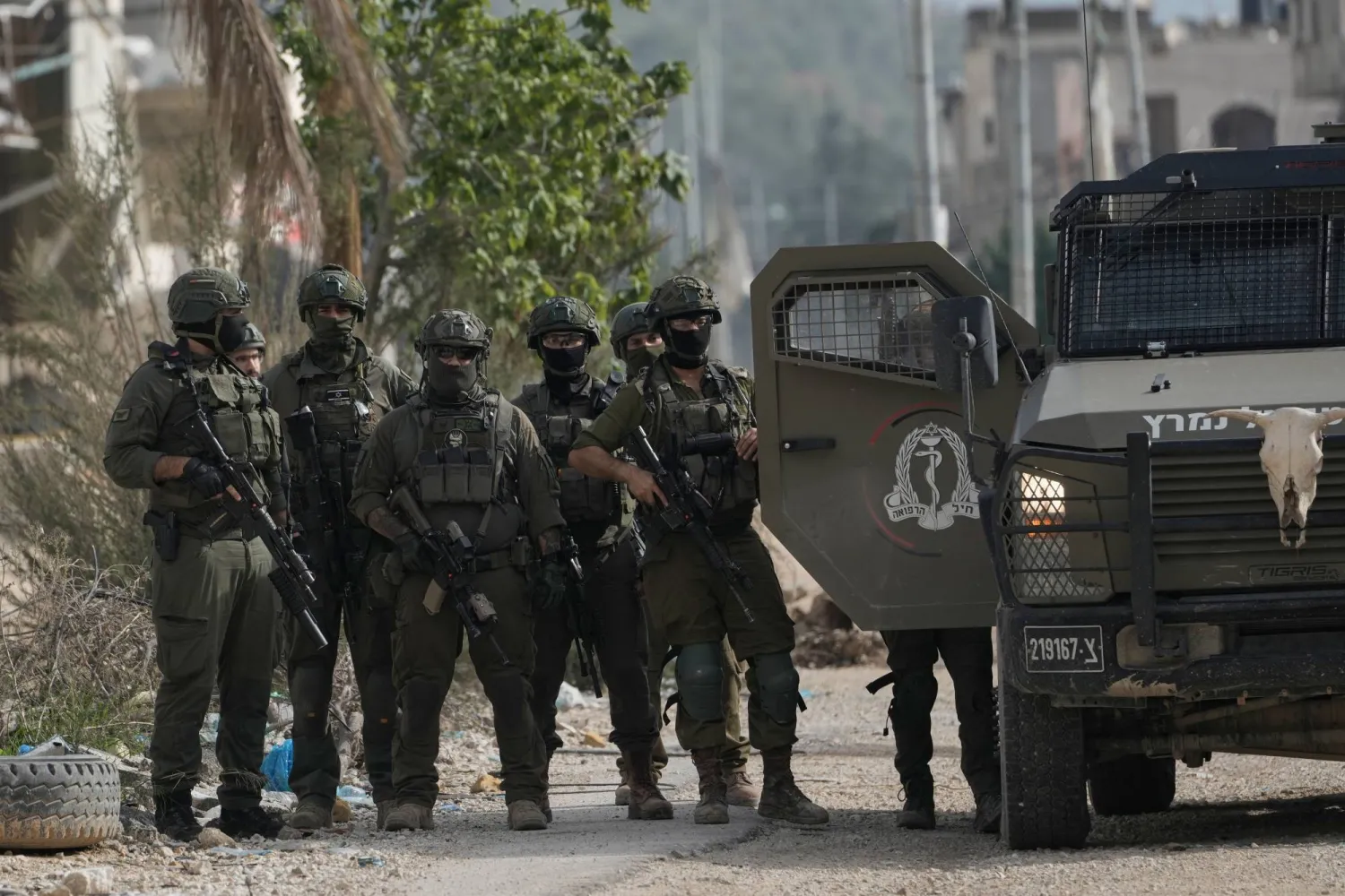 الجيش الإسرائيلي يشن حملة اعتقالات ومداهمات واسعة في الضفة الغربية