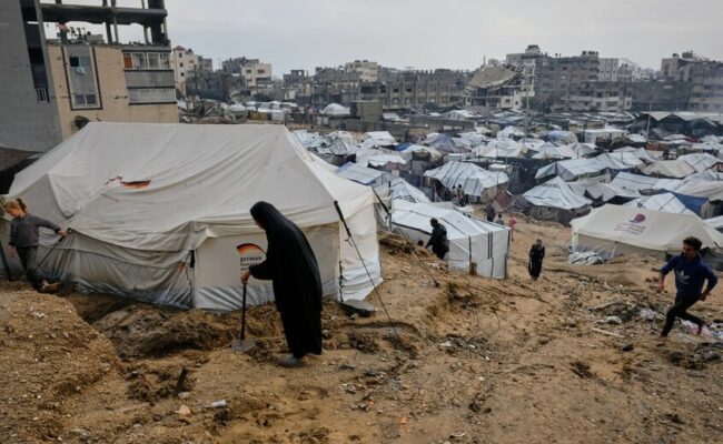 إسرائيل تعيد 15 جثمانا لفلسطينيين إلى غزة