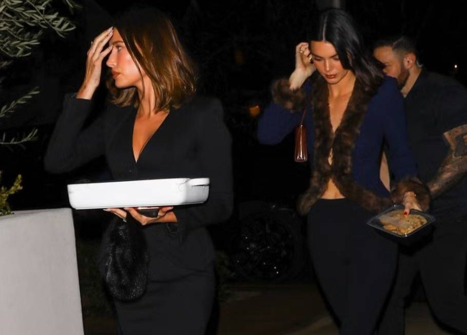 كيندال جينر وهايلي بيبر بإطلالات أنيقة وبسيطة في حفل منزلي بمناسبة الأعياد