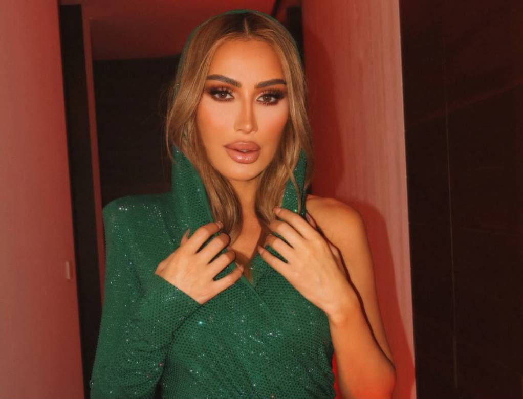 مايا دياب تتألق بفستان هودي أخضر يجمع بين الجرأة والأناقة