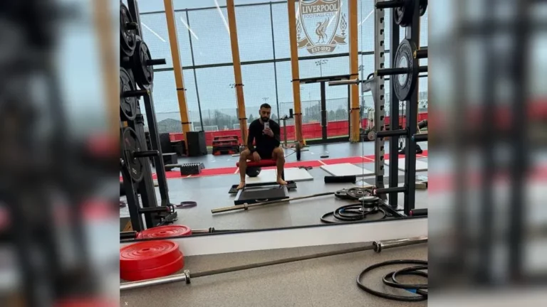 محمد صلاح يواصل التدريب منفرداً وسط تصاعد الخلاف مع ليفربول