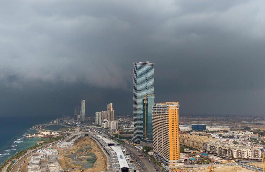 أمطار غزيرة تُغرق شوارع جدة وإنذار أحمر