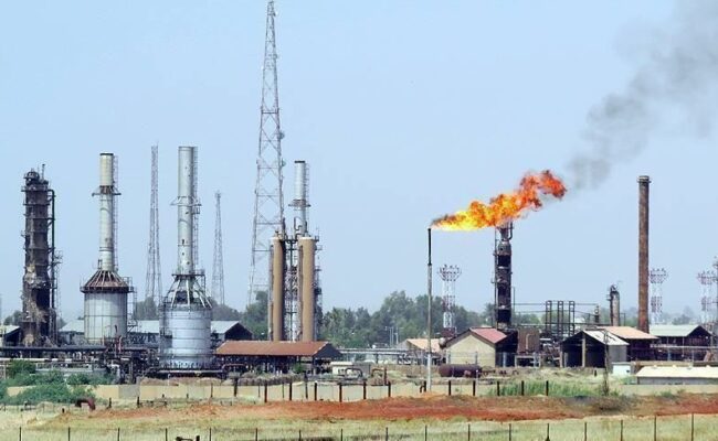 النفط يواصل التراجع مع ترقب محادثات السلام وقرار الفائدة الأميركية