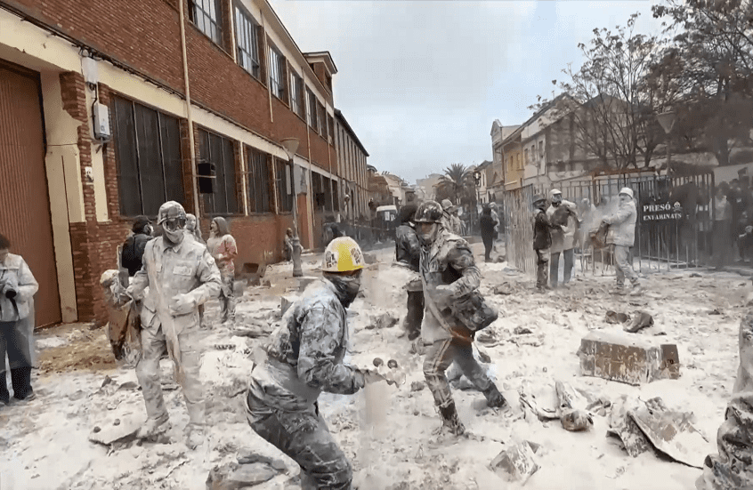 مهرجان فريد بإسبانيا.. معارك بالبيض والدقيق تستمر 200 عام