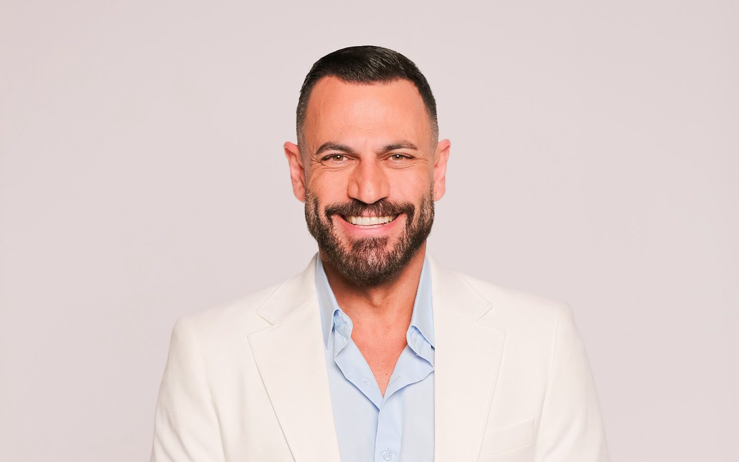 نيقولا معوّض يرزق بمولوده الثاني «أودم» ويشارك جمهوره فرحته