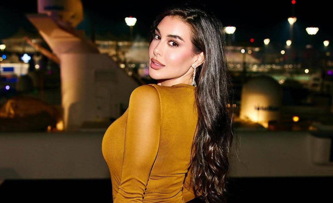 ياسمين صبري تتألق بفستان أصفر خردلي في أبو ظبي