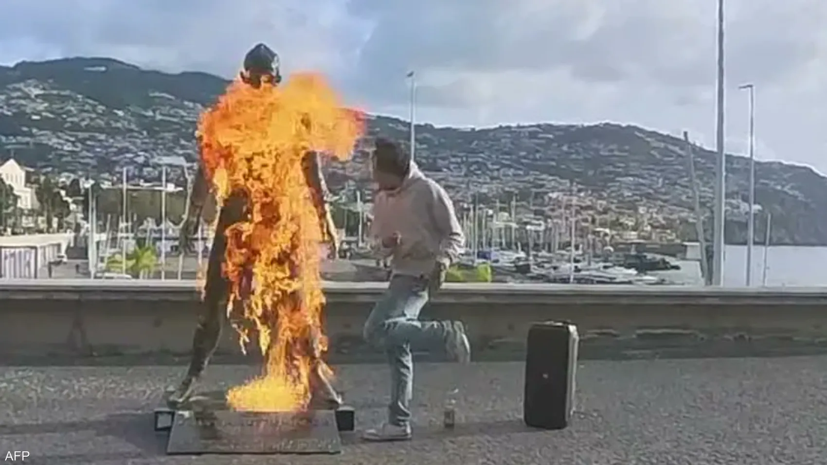 شاب يشعل النار في تمثال كريستيانو رونالدو بماديرا ويوجه له "رسالة غريبة"