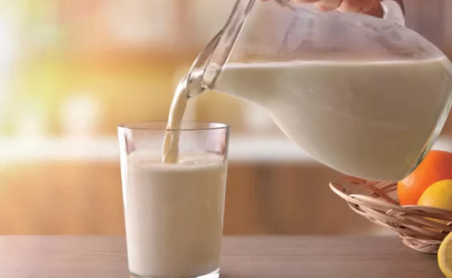 البيت الأبيض يُعيد الحليب كامل الدسم إلى الوجبات المدرسية