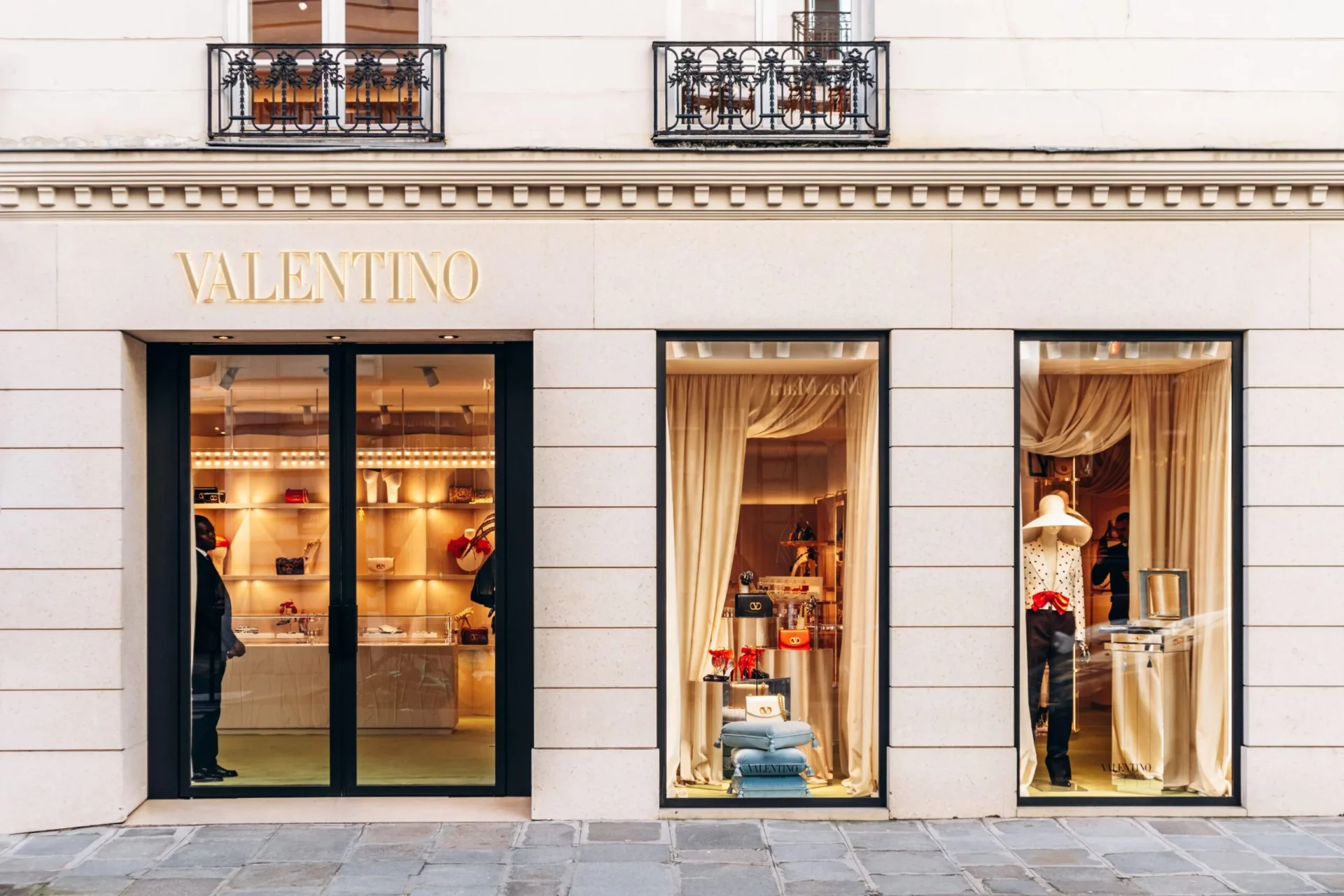 فالنتينو ربيع–صيف 2026: الكوتور كفانتازيا ذهبية بين الذاكرة والمسرح