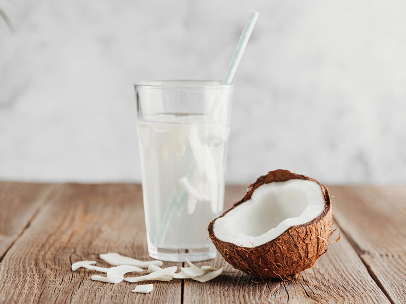 ماء الأرز أم ماء جوز الهند؟ أيهما يمنح البشرة نضارة وإشراقاً أفضل