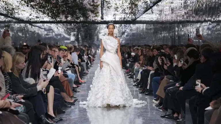 انطلاق أسبوع باريس للأزياء الراقية لربيع وصيف 2026: سكياباريللي وديور يتصدران المشهد