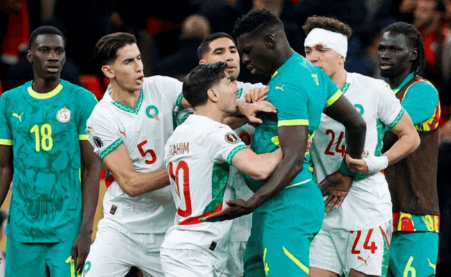 الكاف يغرّم المغرب والسنغال ويوقف لاعبين ومدرباً بعد نهائي أمم أفريقيا الفوضوي