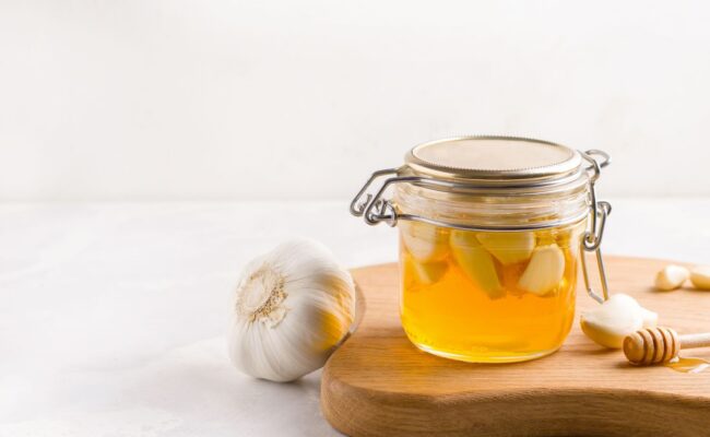 عسل الثوم المخمّر: وصفة تقليدية تعود للواجهة بين الفوائد المحتملة والحقائق العلمية