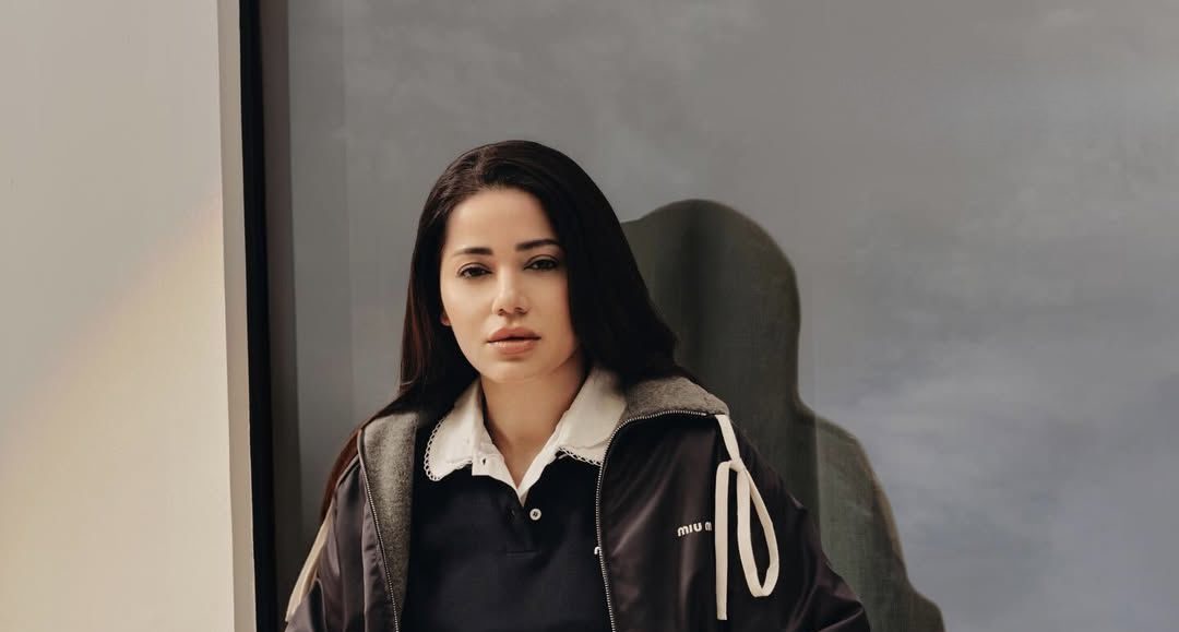 رحمة رياض تتألّق عالميًا مع دار Miu Miu في حملة مجموعة الأعياد