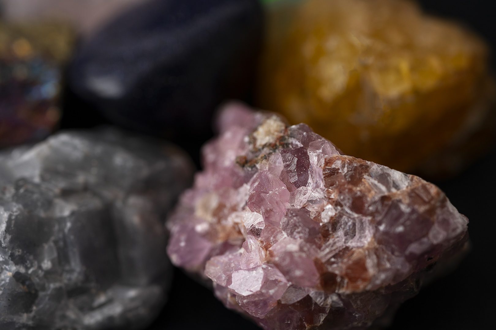 دليل عملي لتمييز الأحجار الكريمة الأصلية من المزيّفة قبل شراء المجوهرات