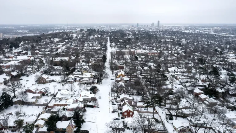 عواصف شتوية تاريخية تشلّ الطيران الأميركي وتقطع الكهرباء عن مئات الآلاف