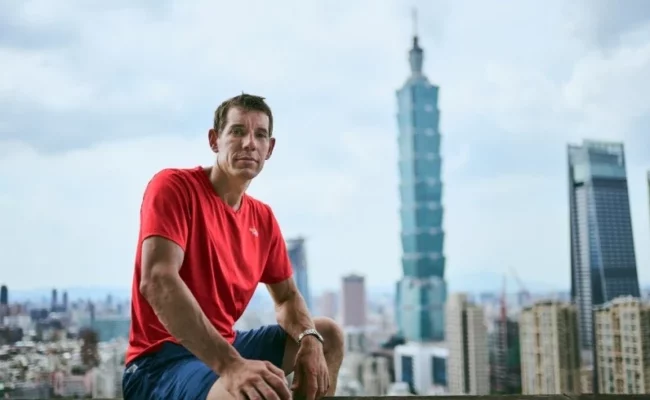 أليكس هونولد يتسلق «تايبيه 101» بلا حبال في مغامرة تاريخية تابعتها «نتفليكس» مباشرة