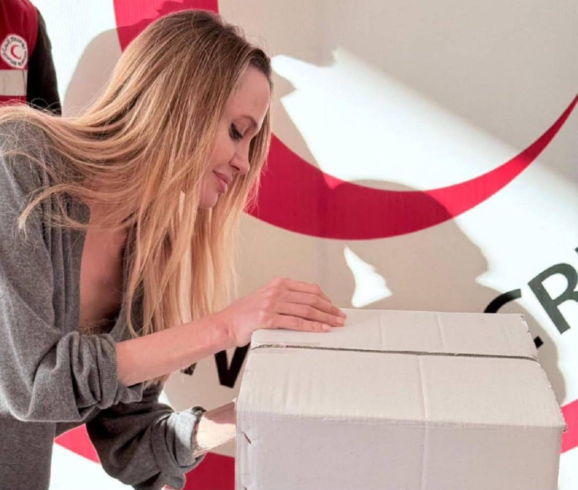 أنجلينا جولي تزور مصابي حرب غزة