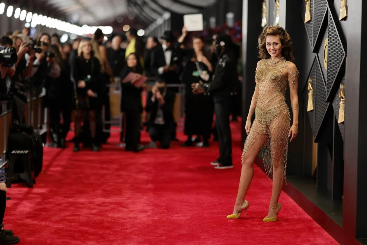 قبل انطلاق جوائز غرامي 2026: أبرز 7 إطلالات جريئة على السجادة الحمراء