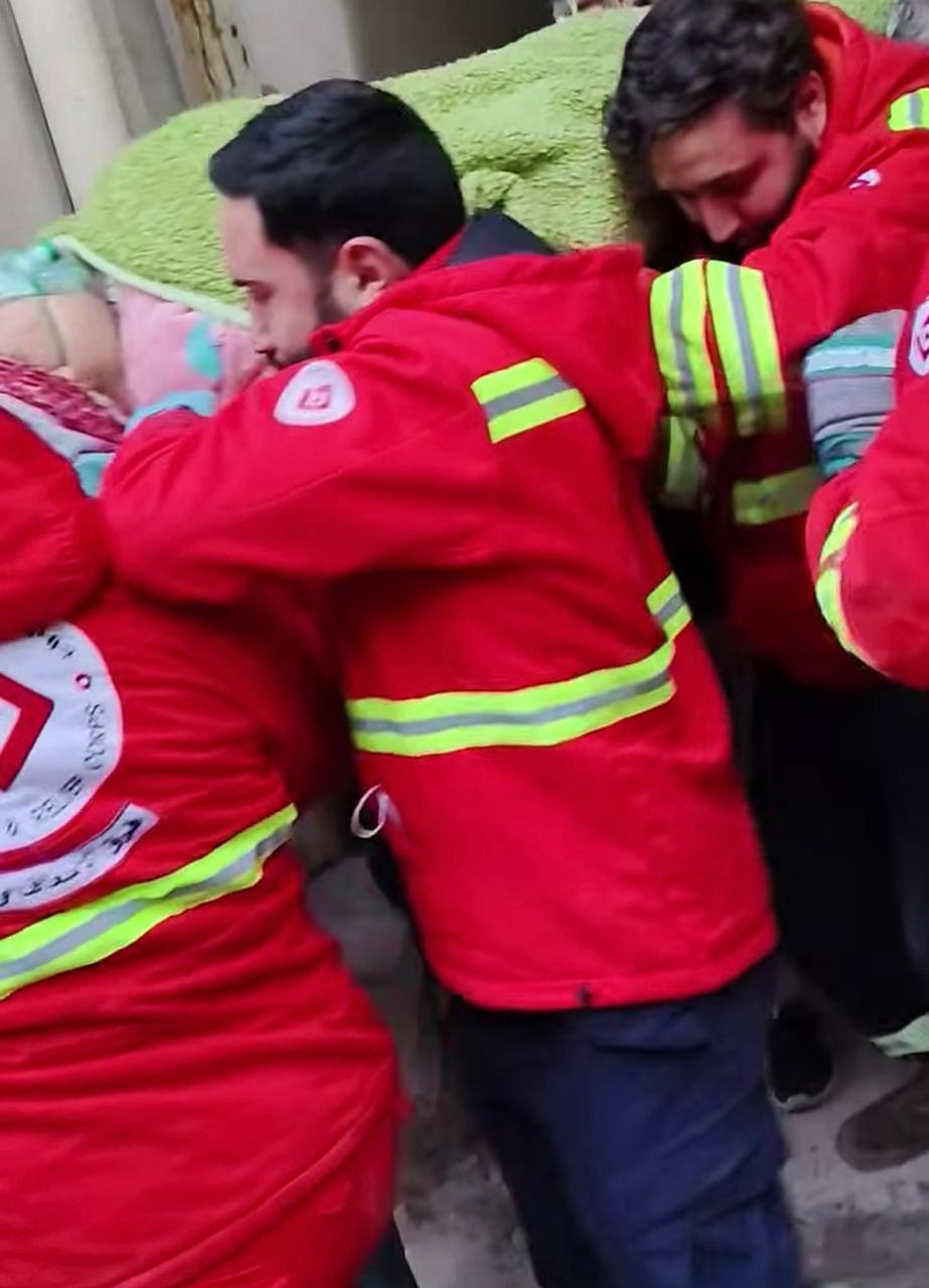 لبنان- القبة: إنقاذ سيدة حيّة من تحت أنقاض المبنى المنهار