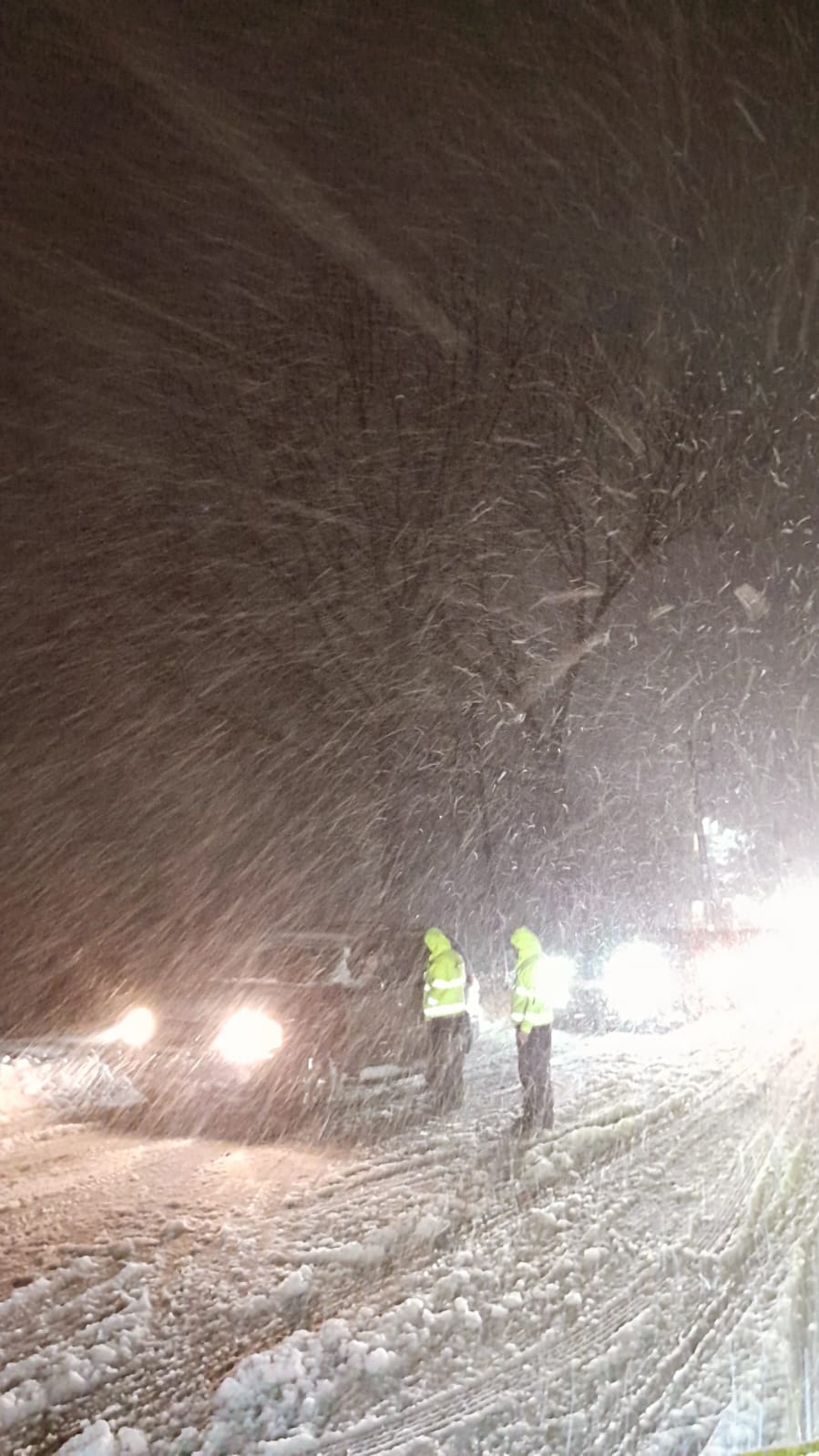 لبنان- قوى الأمن تنتشر لإرشاد المواطنين ومنع السيارات غير المجهزة وسط الطقس العاصف