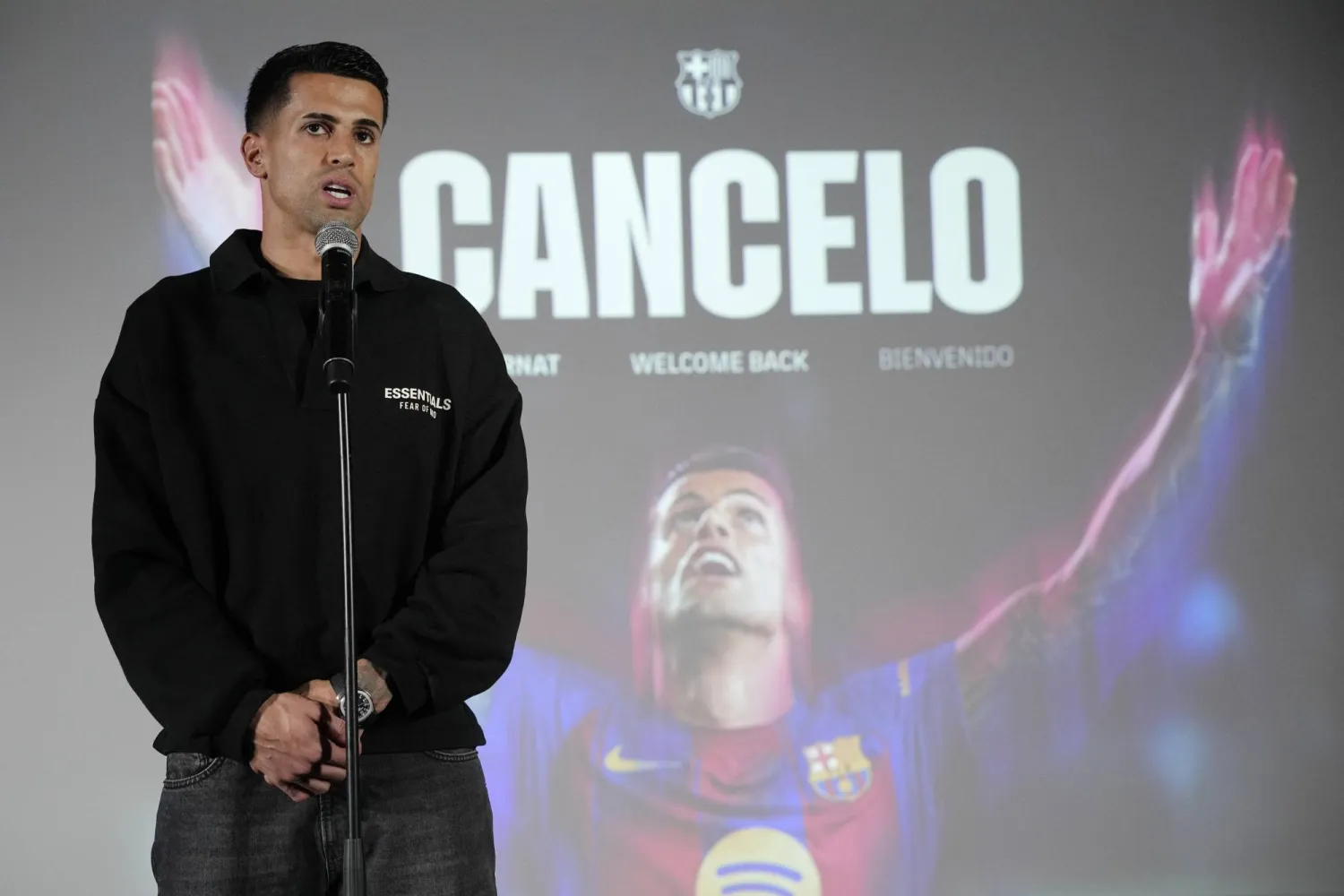 كانسيلو يستعد لفترة ثانية مع برشلونة قبل مواجهة راسينغ سانتاندير في كأس الملك