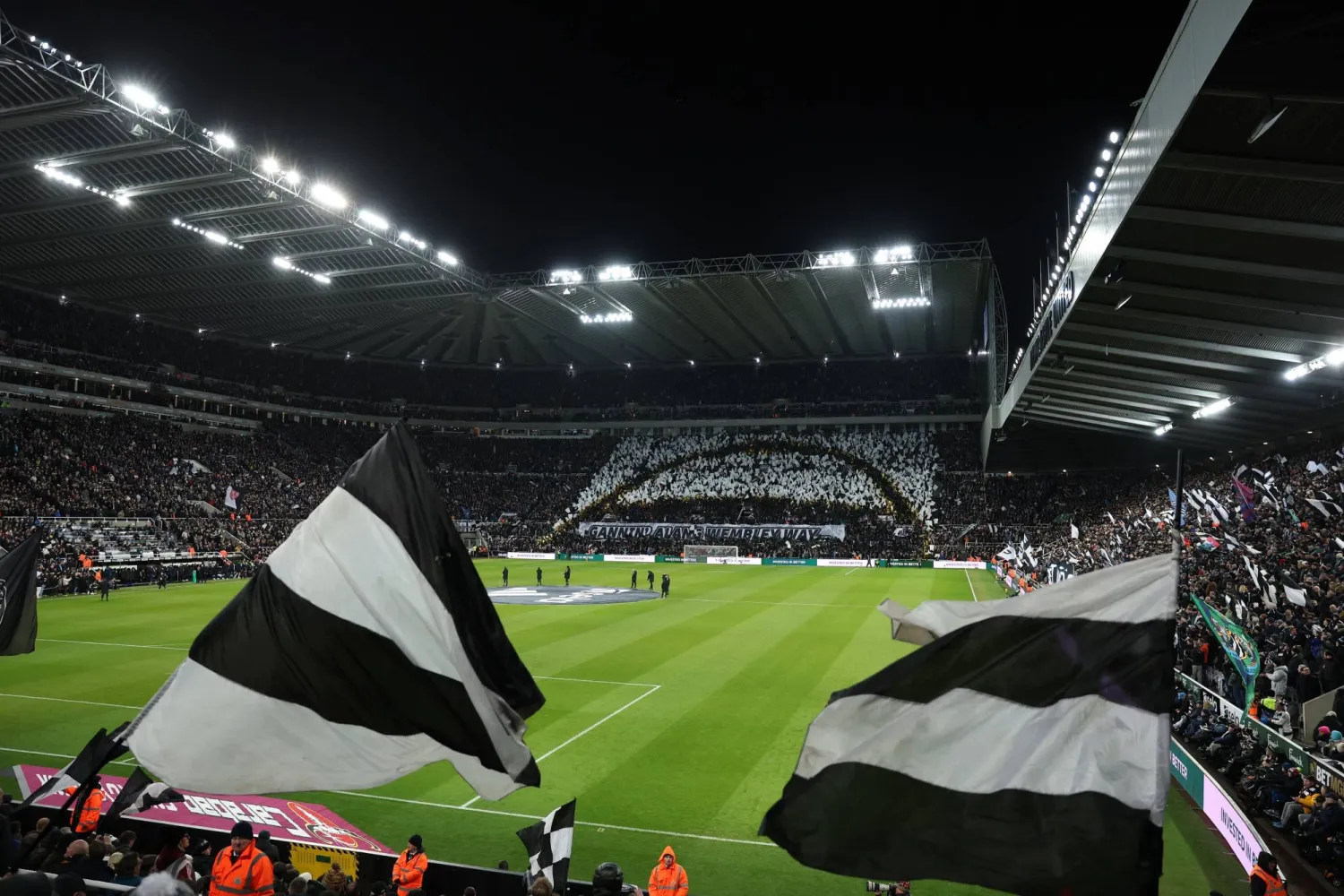 نيوكاسل في حالة استنفار قبل قمة باريس… هاو يجهّز البدلاء لتعويض غيابات خط الوسط