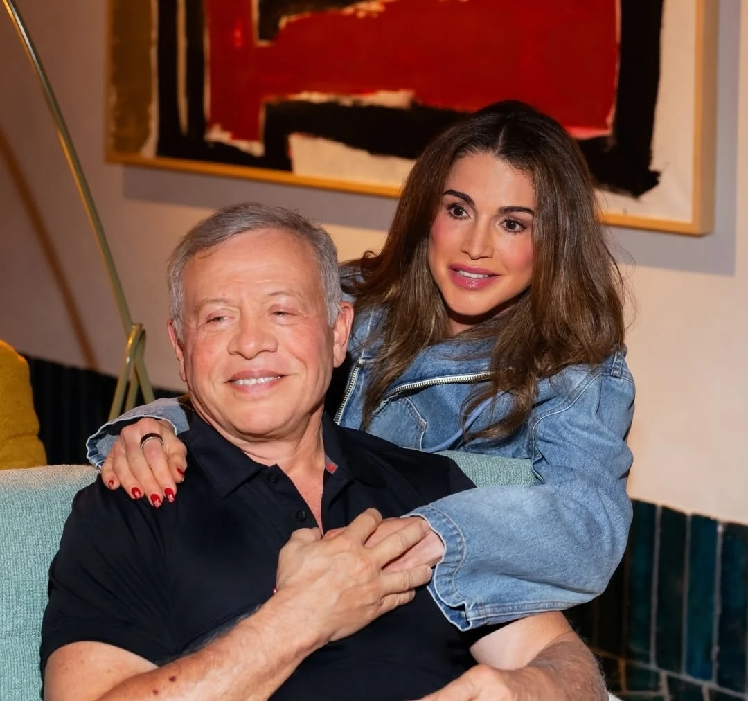 الملكة رانيا تعايد الملك عبدالله والأمير هاشم بصور عائلية خاصة