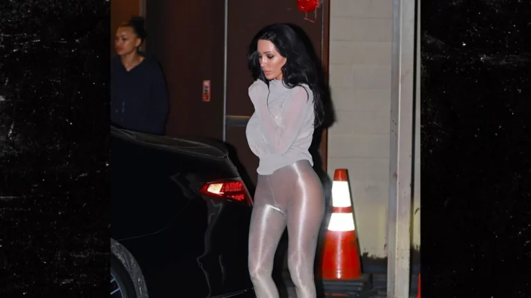 بيانكا سينسوري تتألق بإطلالة فضية جريئة في ليلة سينمائية مع كانييه ويست