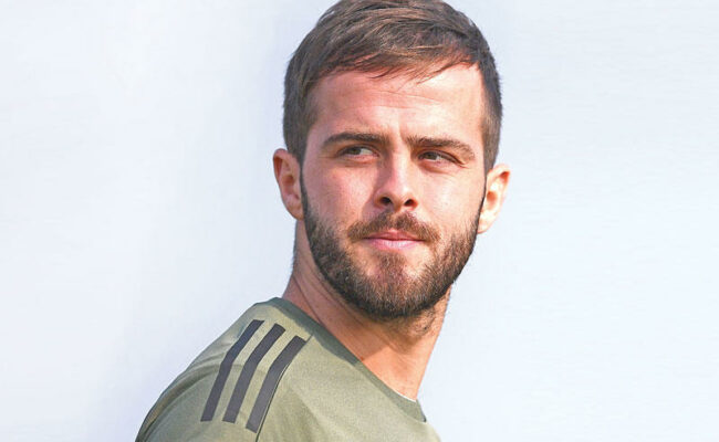 ميراليم بيانيتش يعلن اعتزاله كرة القدم بعد مسيرة حافلة بالإنجازات