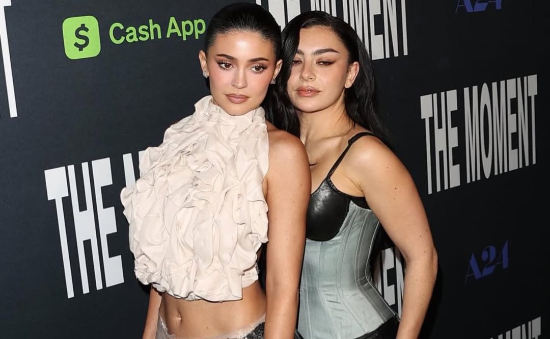 كايلي جينر تحوّل إطلالة محافظة إلى حضور جريء على السجادة الحمراء لفيلم «ذا مومنت»